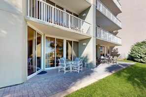 Outdoor dining - Spacious Ground Floor Condo Steps To Beach, Seasonal Beach Chairs & Umbrella (Fort Walton Beach)