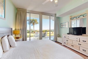 3 bedrooms, iron/ironing board, WiFi, bed sheets - Spacious Ground Floor Condo Steps To Beach, Seasonal Beach Chairs & Umbrella (Fort Walton Beach)