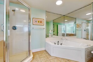 Shower, towels - Spacious Ground Floor Condo Steps To Beach, Seasonal Beach Chairs & Umbrella (Fort Walton Beach)