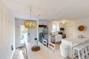 Dining - Charming cottage, walk to Gulf with shared pools, hot tub, & central AC (St. George Island)