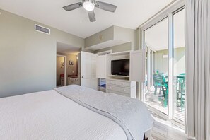 3 bedrooms, WiFi, bed sheets - Gulf front condo with beach access, two pools, tennis, gym, & balcony (Fort Walton Beach)