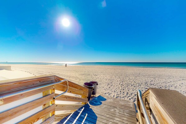 Beach - Gulf front condo with beach access, two pools, tennis, gym, & balcony (Fort Walton Beach)