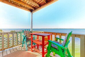 Outdoor dining - Third-floor, beachfront condo with views, washer&dryer, heated pool (Pensacola Beach)