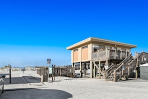 Exterior - Second-story waterfront condo with pool view, W/D, AC - perfect location (Pensacola Beach)