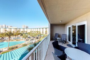 Outdoor dining - 3rd Floor Condo with Shared Pools,Tennis, Private W&D, WiFi, and Central AC (Miramar Beach)