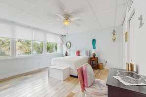 2 bedrooms, iron/ironing board, WiFi, bed sheets - Cozy coastal condo with shared pool, close to the beach and shopping (Gulf Breeze)