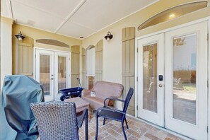 Terrace/patio - Gorgeous coastal home with plenty of space with shared pool & beach access (Miramar Beach)