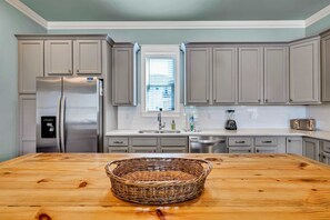 Fridge, microwave, oven, stovetop - Koko Kabana in Hidden Palms (Miramar Beach)