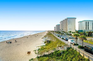 Beach nearby - Bright Gulf view condo w/ shared pool, hot tub, tennis & easy beach access (Miramar Beach)