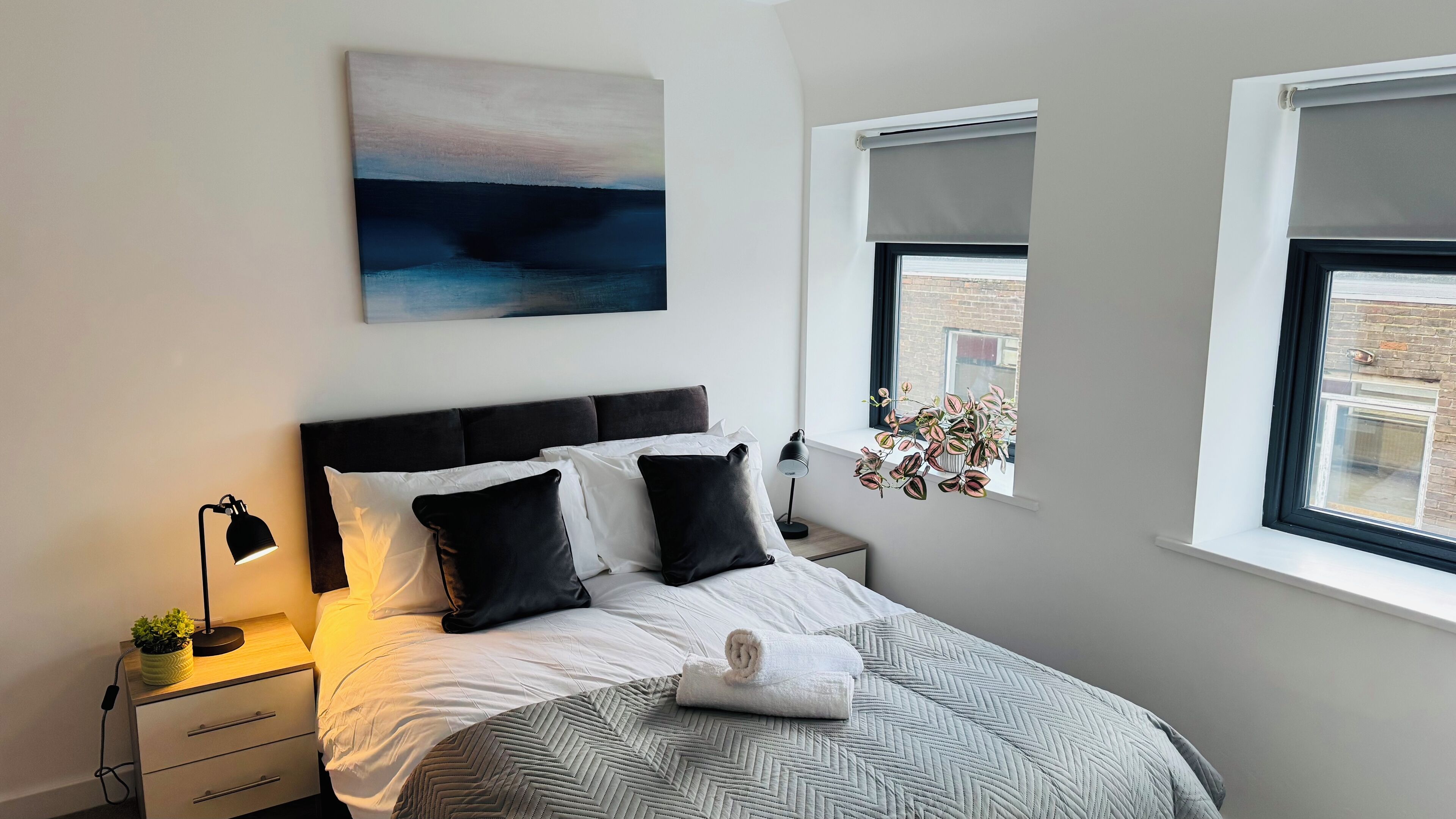 Tabla de planchar con plancha, wifi gratis y ropa de cama 