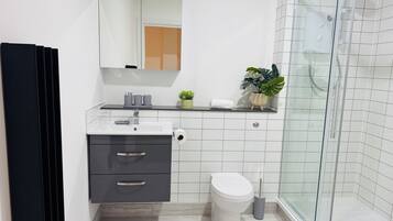 Apartment, 2 Bedrooms, Non Smoking | Bathroom