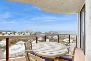Outdoor dining - Spacious condo in resort setting with pool & beach access (Miramar Beach)