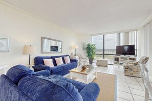 TV - Spacious condo in resort setting with pool & beach access (Miramar Beach)