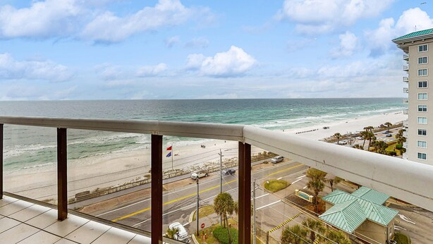 Ein Balkon mit Blick auf Strand und Meer.
