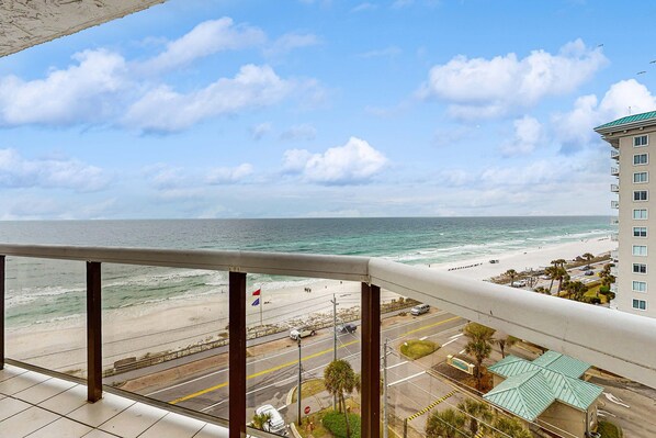 Property grounds - Gorgeous waterfront getaway has internet, washer/dryer, & shared hot tub & pool (Miramar Beach)