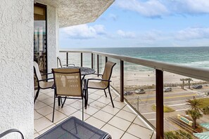 Outdoor dining - Gorgeous waterfront getaway has internet, washer/dryer, & shared hot tub & pool (Miramar Beach)