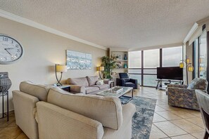 TV, offices - Gorgeous waterfront getaway has internet, washer/dryer, & shared hot tub & pool (Miramar Beach)