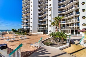 Property grounds - Gulf-front retreat with balcony view, pool, hot tub, easy beach access & service (Miramar Beach)