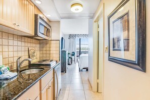 2 bedrooms, Internet, bed sheets - Spacious beach condo w/ shared resort pool, hot tub, gym, tennis & sauna (Miramar Beach)