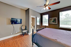 4 bedrooms, desk, iron/ironing board, WiFi - Tasteful beach condo at TopSail Village with pool & modern kitchen (Santa Rosa Beach)