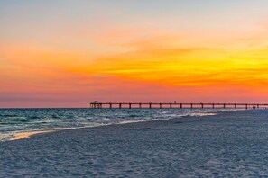 Beach nearby - Tasteful beach condo at TopSail Village with pool & modern kitchen (Santa Rosa Beach)
