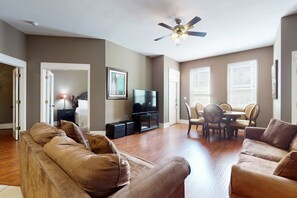 TV, offices - Tasteful beach condo at TopSail Village with pool & modern kitchen (Santa Rosa Beach)