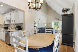 Dining - Sunny Seascape Condo w/ Spacious Balcony - Pools, Golf & Tennis (Miramar Beach)