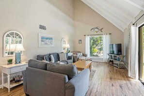 TV, DVD player, offices - Sunny Seascape Condo w/ Spacious Balcony - Pools, Golf & Tennis (Miramar Beach)