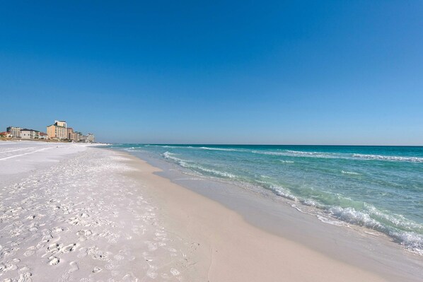 Beach nearby - Mainsail End-Unit Townhome - Beachfront Resort, Pools, & Hot Tubs (Miramar Beach)