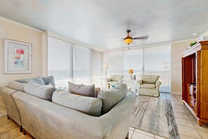 TV, offices - Spacious beachfront condo with full kitchen, shared pool and beach access (Miramar Beach)