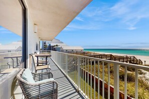 Property grounds - Spacious beachfront condo with full kitchen, shared pool and beach access (Miramar Beach)