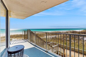 Property grounds - Spacious beachfront condo with full kitchen, shared pool and beach access (Miramar Beach)