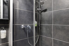 Ducha, secador de pelo, toallas