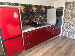 Réfrigérateur, micro-ondes, four, plaque de cuisson