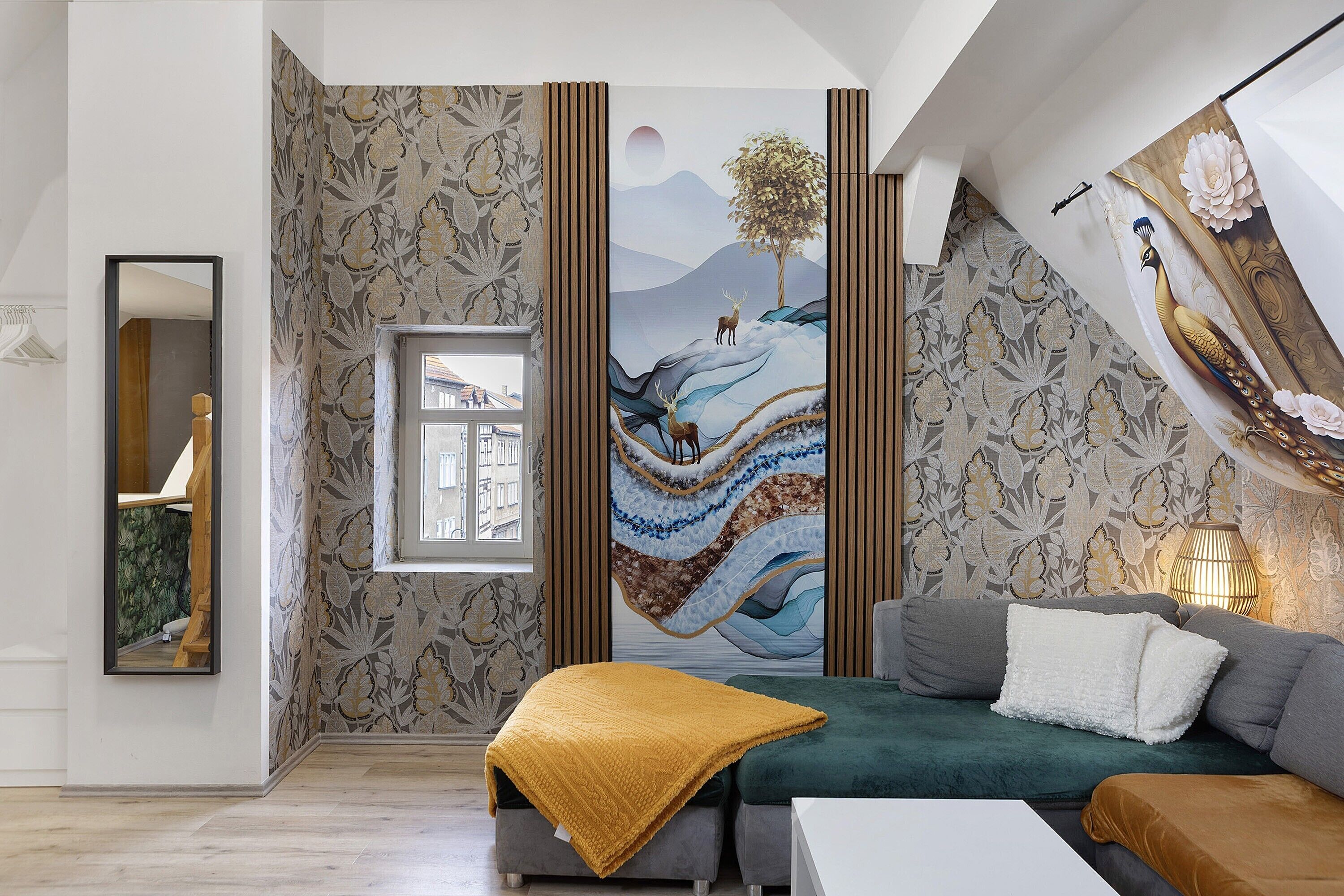 Ein modernes Wohnzimmer mit einer Couch, einem Couchtisch und einem großen Gemälde an der Wand.