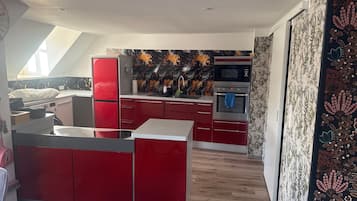 Réfrigérateur, micro-ondes, four, plaque de cuisson