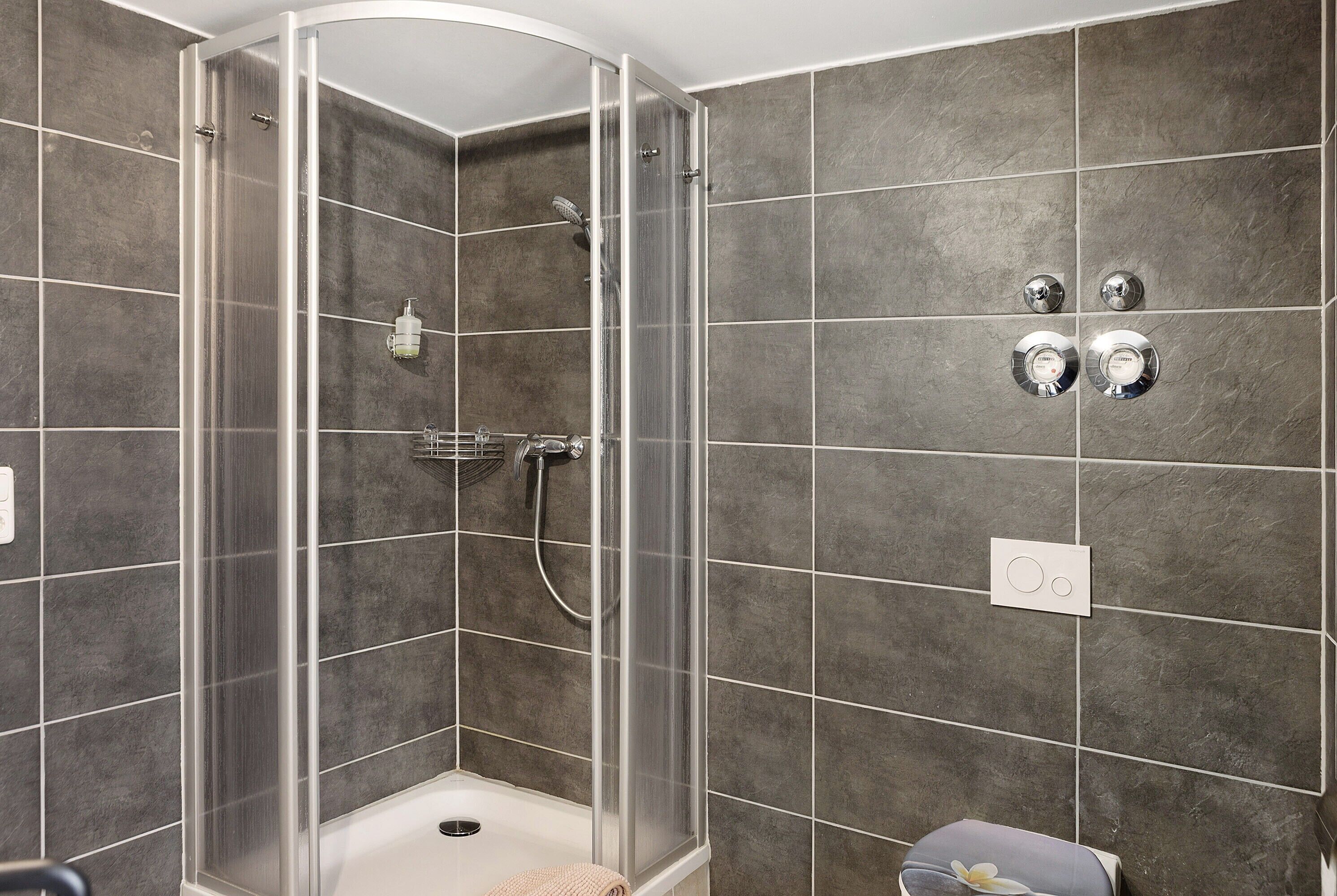 Dusche, Haartrockner, Handtücher
