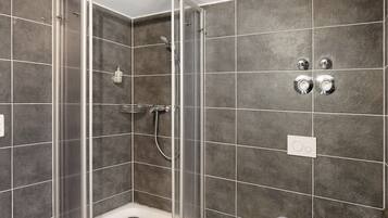 Dusche, Haartrockner, Handtücher