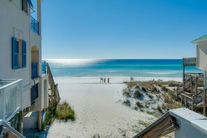 Una spiaggia nelle vicinanze
