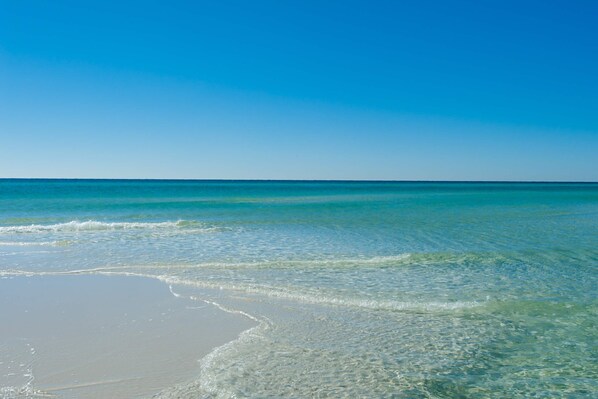Beach nearby - Updated ground floor beachside condo with private beach access & patio (Miramar Beach)