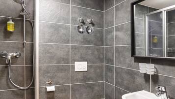 Dusche, Haartrockner, Handtücher