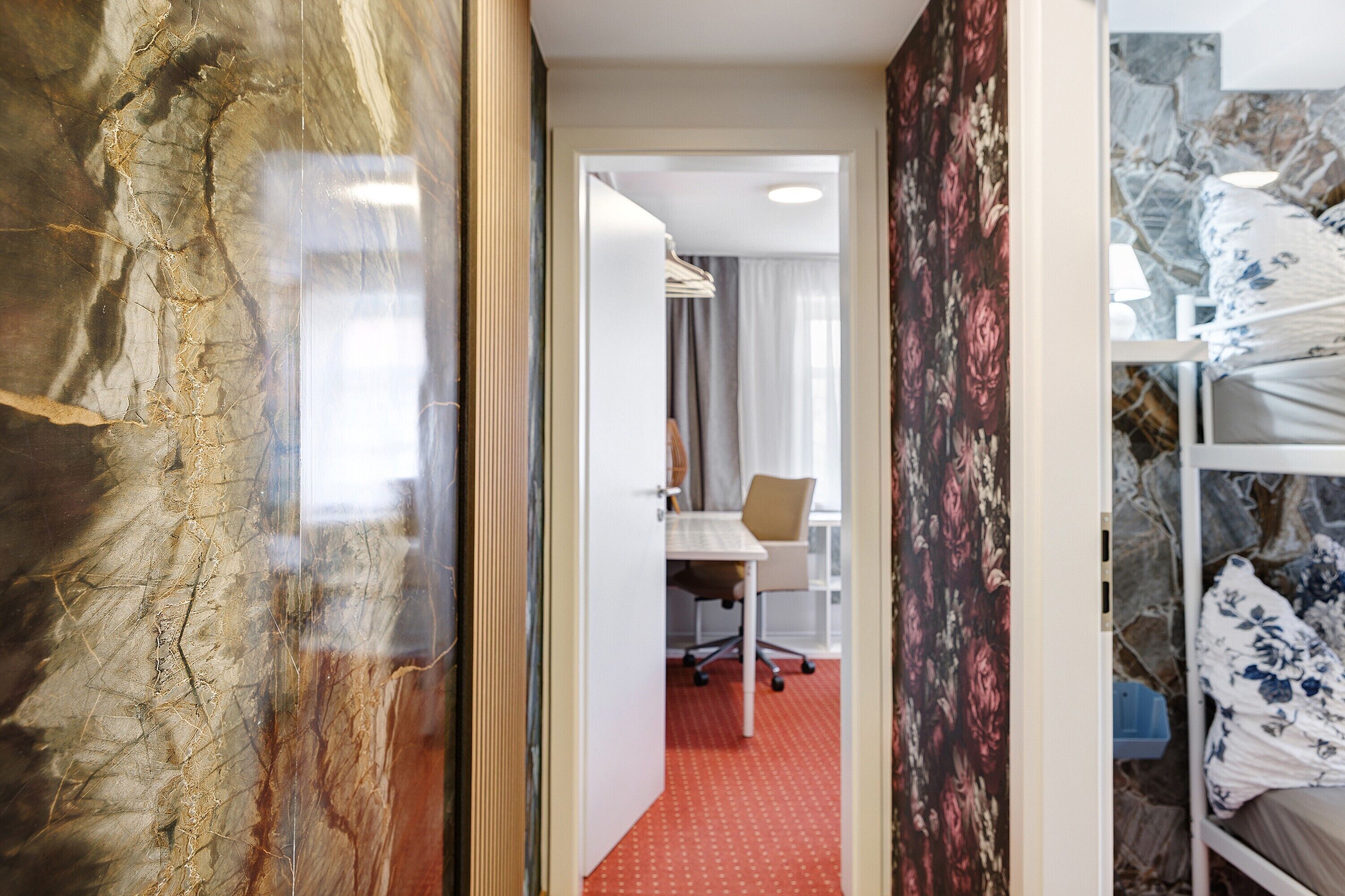 Une chambre d’hôtel avec un lit, un bureau et une chaise.