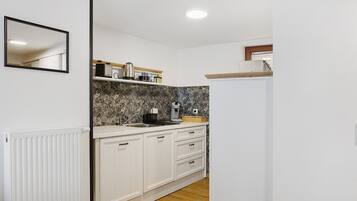 Een koelkast, een microgolfoven, een oven, een kookplaat