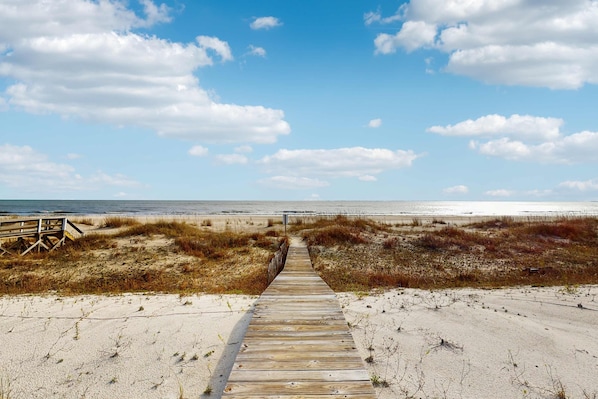 On the beach - Charming beach house with a Gulf view, patio, deck, washer&dryer, & AC (Port St. Joe)
