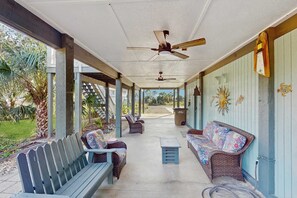 Terrace/patio - Charming beach house with a Gulf view, patio, deck, washer&dryer, & AC (Port St. Joe)