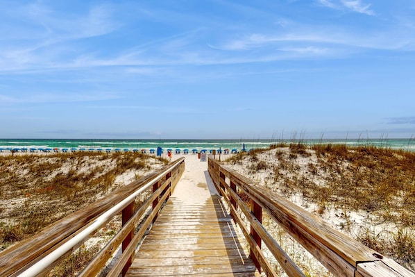 On the beach - 3rd Floor Coastal, bright Condo, Beach service included, Steps to restaurants (Miramar Beach)