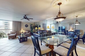 Interior - 3rd Floor Coastal, bright Condo, Beach service included, Steps to restaurants (Miramar Beach)