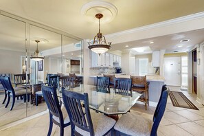 Dining - 3rd Floor Coastal, bright Condo, Beach service included, Steps to restaurants (Miramar Beach)