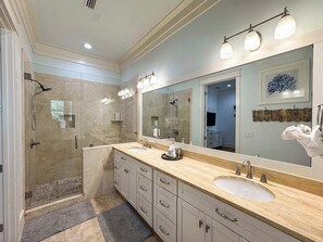 Shower, hair dryer, towels - Nautical home in coastal community close to beaches and shopping (Santa Rosa Beach)