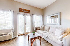 Televisión, reproductor de DVD y oficina 